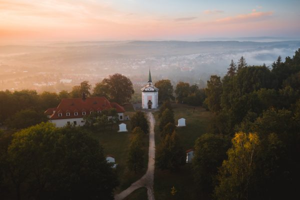 Západ slunce nad poutním areálem Skalka, v pozadí město Mníšek pod Brdy