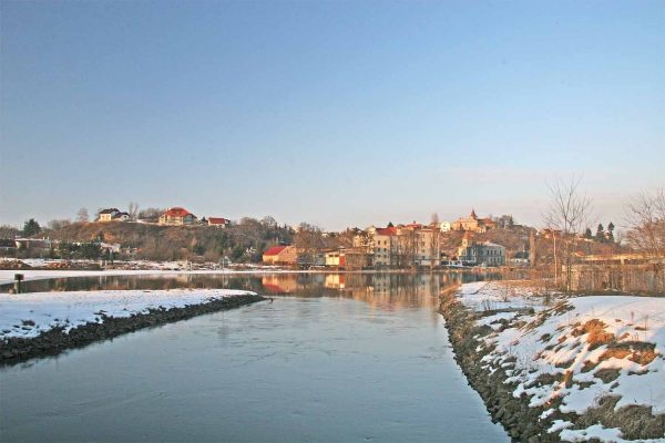 Týnec nad Labem od jezu v zimě