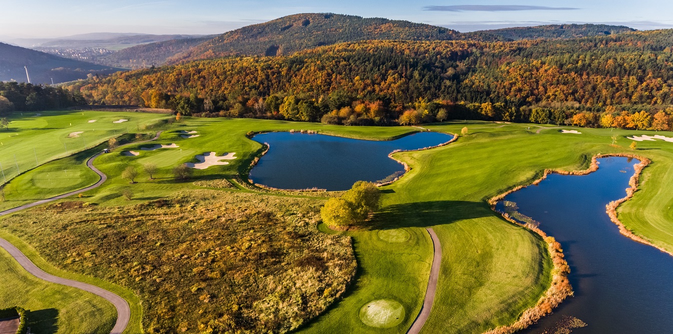Letecký pohled na green Golf Clubu Beroun