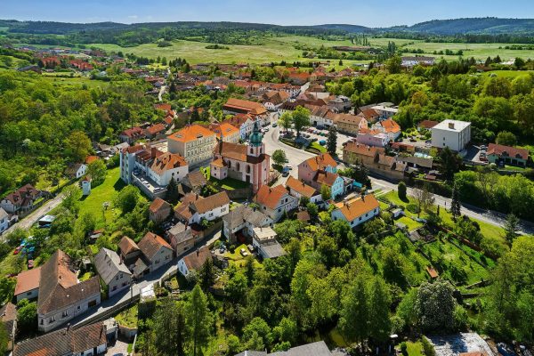 Letecký pohled na město Nový Knín s kostelem sv. Mikuláše