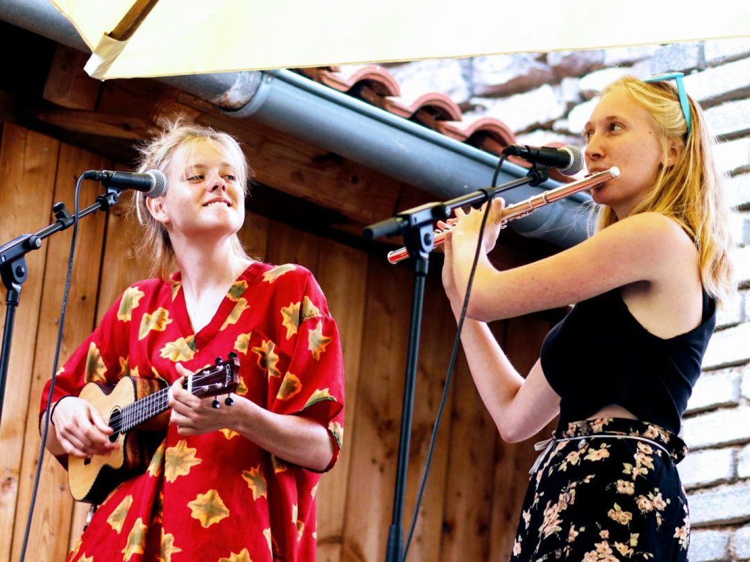 Jiný Metro – Busking před bistrem Karlštejn 34