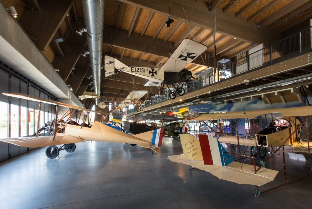 Expozice letadel v Leteckém muzeu Metoděje Vlacha