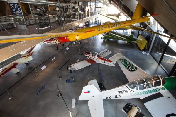 Expozice letadel v Leteckém muzeu Metoděje Vlacha