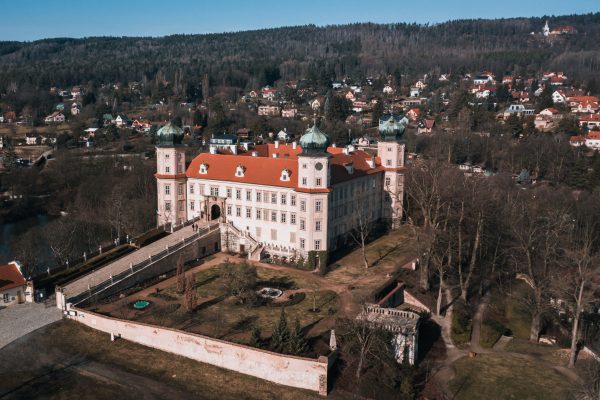Letecký pohled na zámek Mníšek pod Brdy, v pozadí Poutní areál Skalka