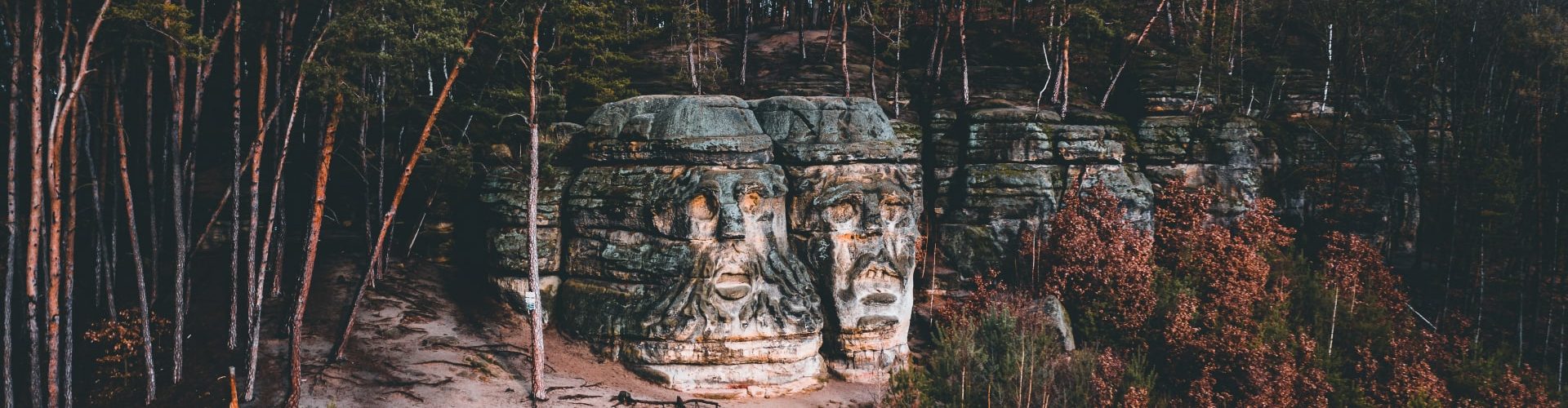 Skalní reliéf Čertovy hlavy na podzim