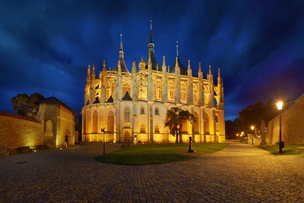 Kutná Hora a chrám sv. Barbory, exteriér, noc