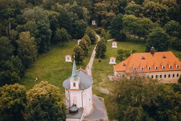 Letecký pohled na kostelík sv. Máří Magdaleny, klášter Skalka a křížovou cestu v létě