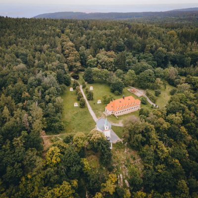 Letecký pohled na poutní areál Skalka, kostelík Máří Magdaleny, klášter a křížovou cestu