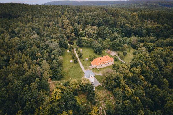 Letecký pohled na poutní areál Skalka, kostelík Máří Magdaleny, klášter a křížovou cestu