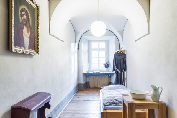 Expozice Ze života františkánů v klášteře sv. Františka z Assisi ve Voticích, interiér pokoje