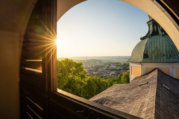 Výhled na Plzeňskou kapli při západu slunce ve Svaté Hoře v Příbrami