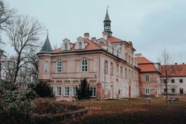 Pohled od příjezdové cesty na zámek Svinaře, podzim