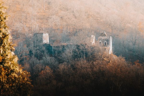 Letecký pohled na zříceninu hradu Týřov na podzim