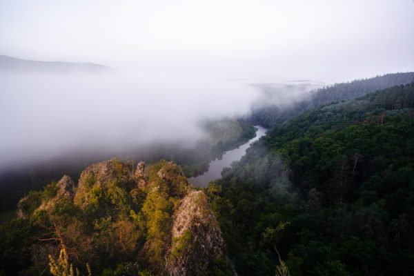 Mlha nad Čertovou skálou, CHKO Křivoklátsko