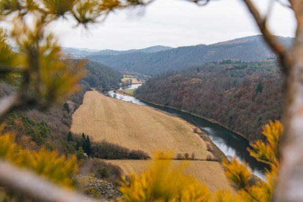 Výhled na řeku Berounku z Čertovy skály, CHKO Křivoklátsko