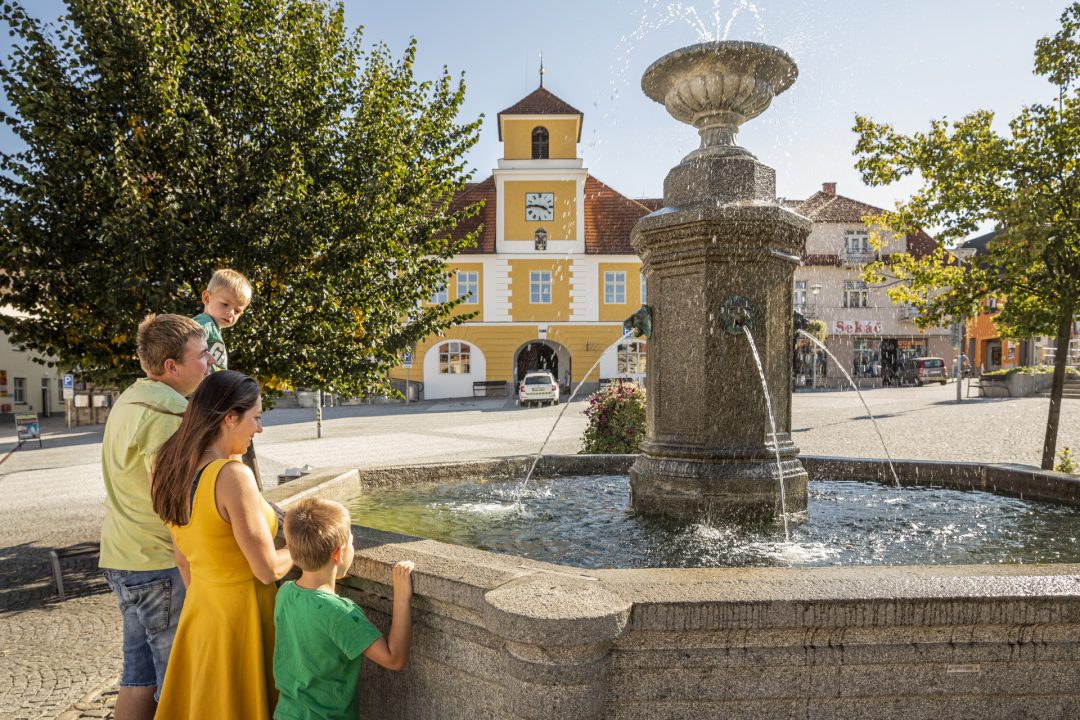Historická kašna na Komenského náměstí ve městě Votice