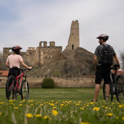 Cyklovýlet na zříceninu hradu Okoř v létě