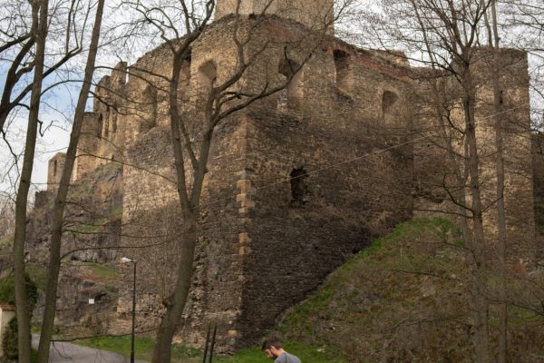 Cyklovýlet na zříceninu hradu Okoř v létě