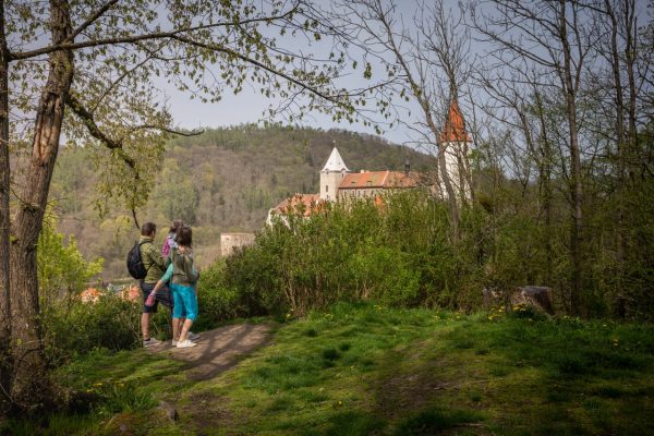 Rodinný výlet chráněnou krajinnou oblastí Křivoklátsko, výhled na hrad Křivoklát