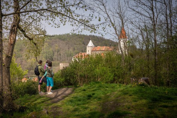 Rodinný výlet chráněnou krajinnou oblastí Křivoklátsko, výhled na hrad Křivoklát