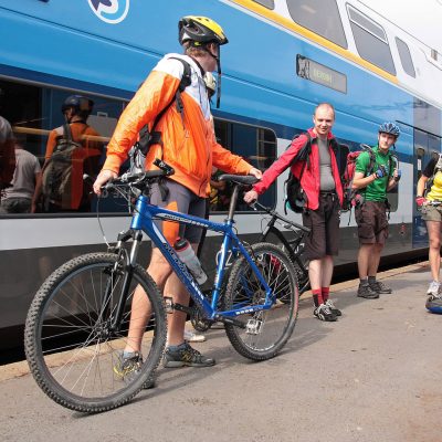 Cyklisté u vlaku ČD CityElefant