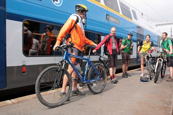 Cyklisté u vlaku ČD CityElefant