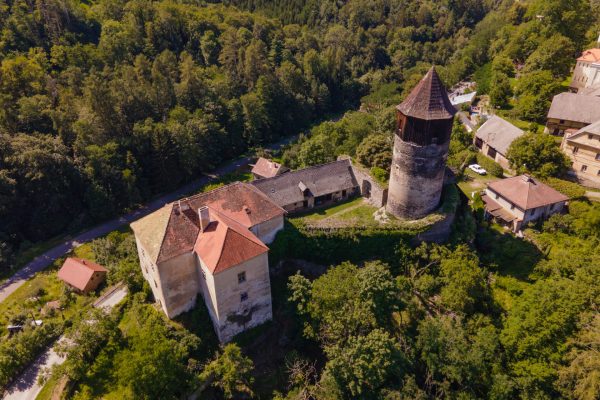 Letecký pohled na areál hradu Pirkštejn