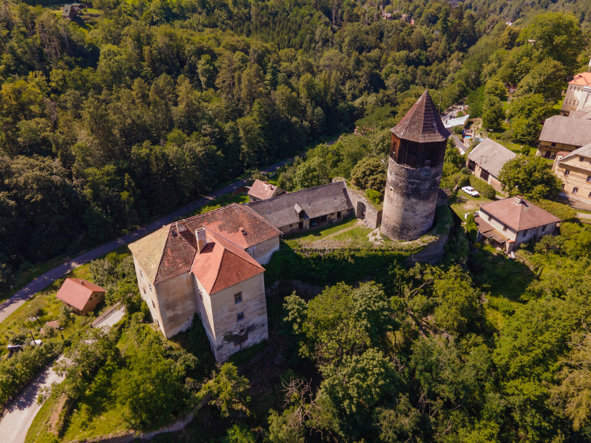 Letecký pohled na areál hradu Pirkštejn