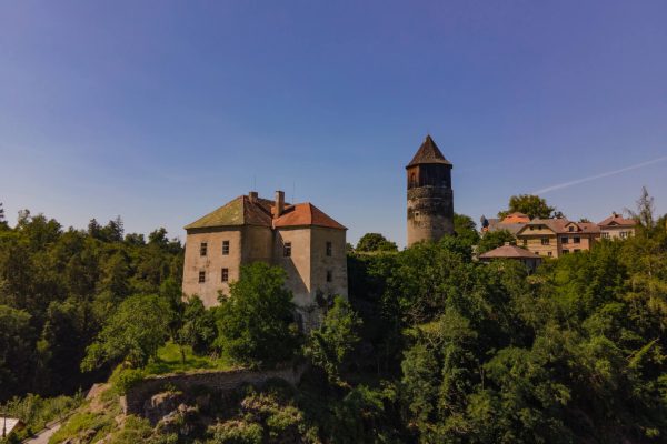 Pohled na hrad Pirkštejn z údolí Živého potoka