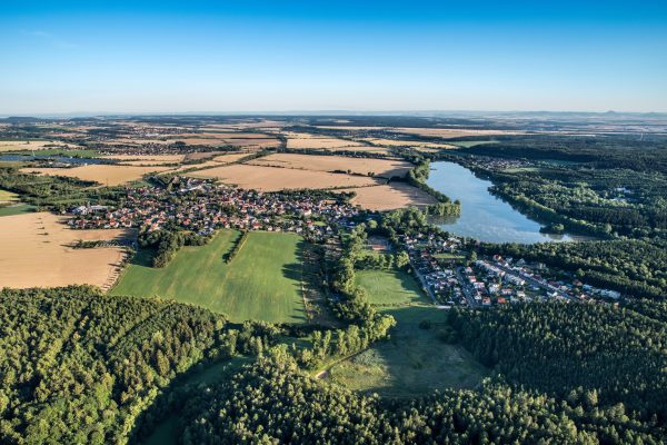 Letecký pohled na město Kamenné Žehrovice a Turňský rybník