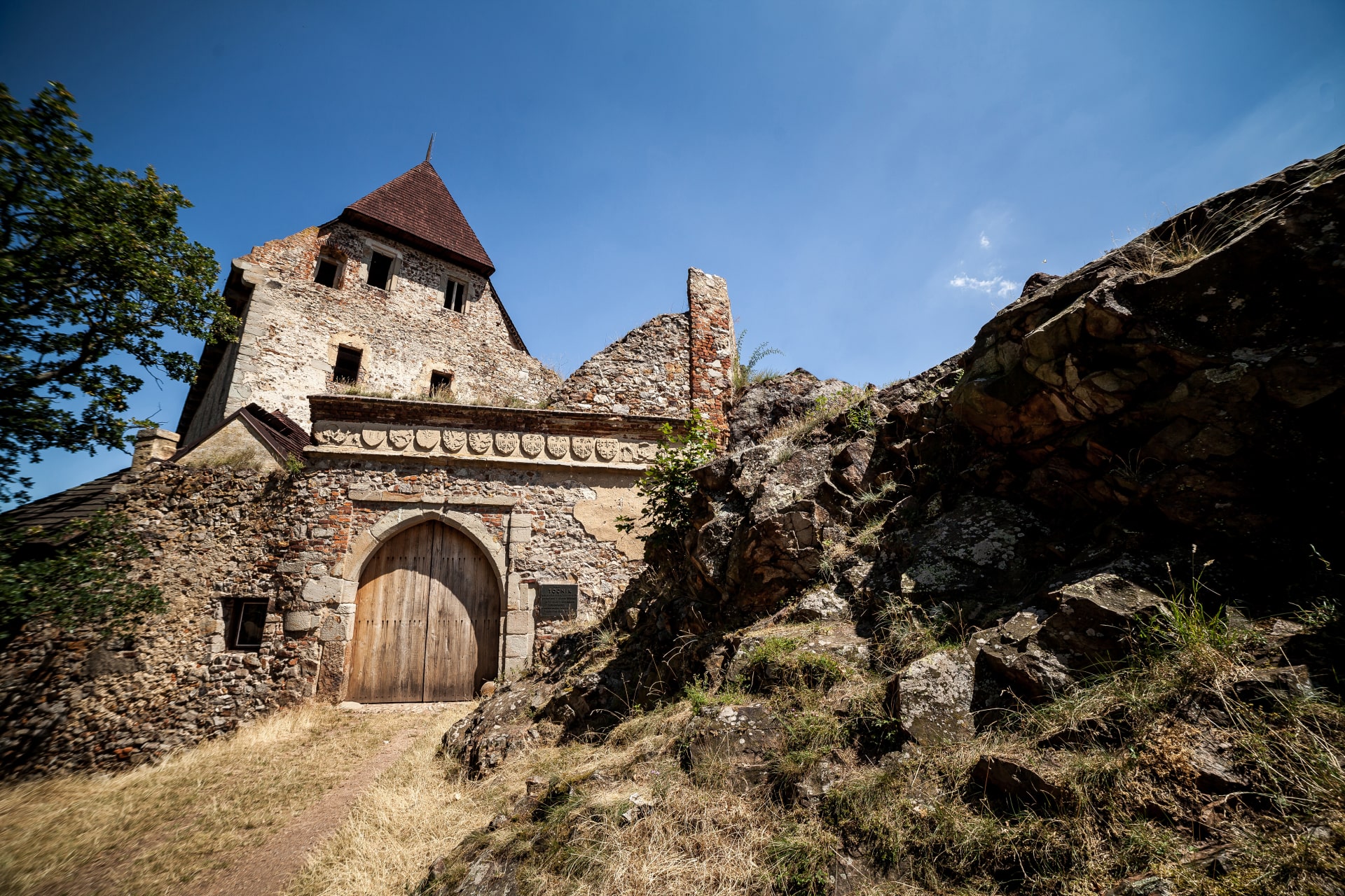 Vstupní brána zříceniny hradu Točník