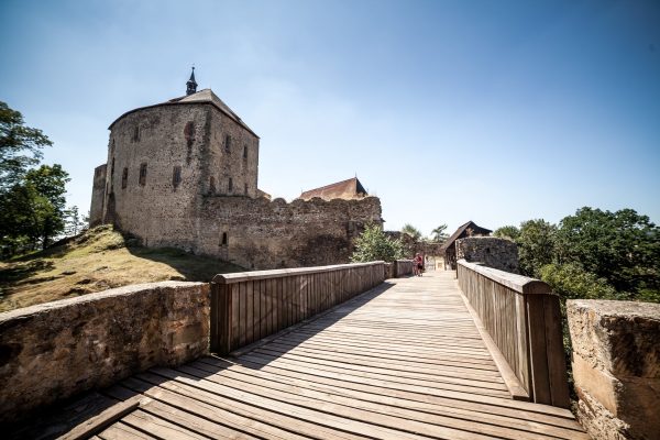 Přístupová cesta k zřícenině hradu Točník
