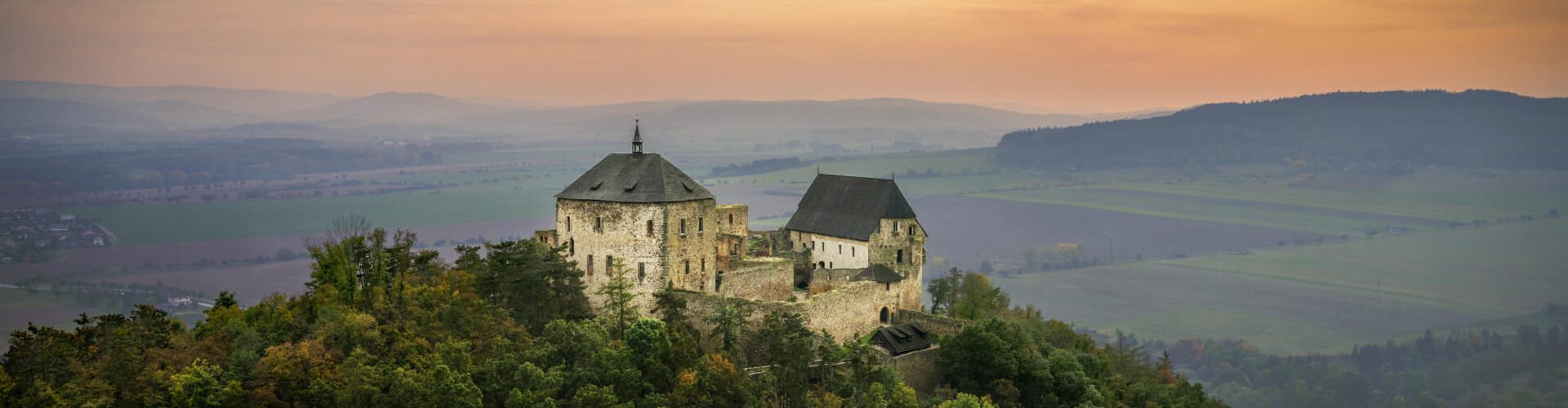 Královský hrad Točník při západu slunce