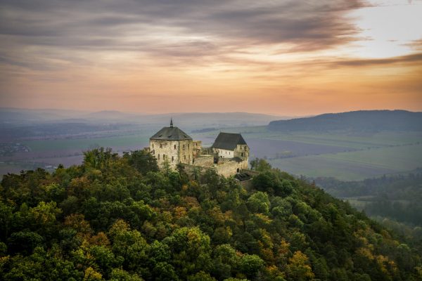 Královský hrad Točník při západu slunce