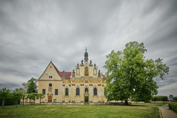Kapucínský klášter a kostel Tří králů v zámecké zahradě Mnichovo Hradiště