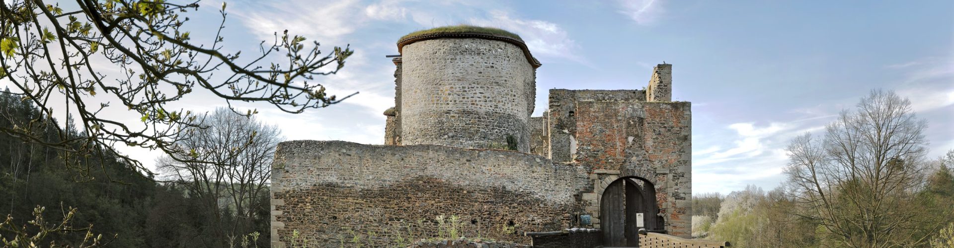 Vstupní brána a hradby obklopující poloválcovou věž