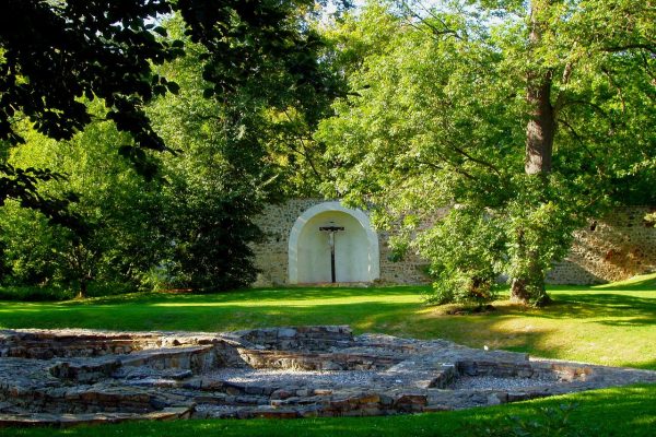 Sázava – zahrada kláštera, základy kostel sv. Kříže