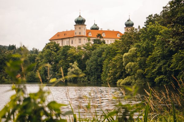 Pohled na zámek Mníšek pod Brdy od Zámeckého rybníku