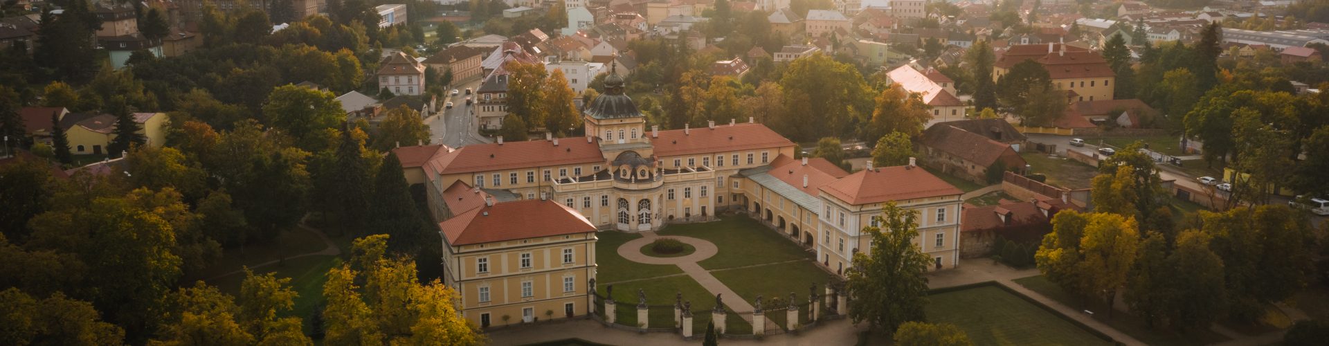 Letecký pohled na areál zámku Hořovice, léto