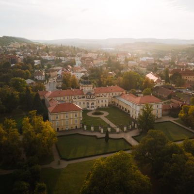 Letecký pohled na areál zámku Hořovice, léto