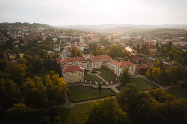 Letecký pohled na areál zámku Hořovice, léto