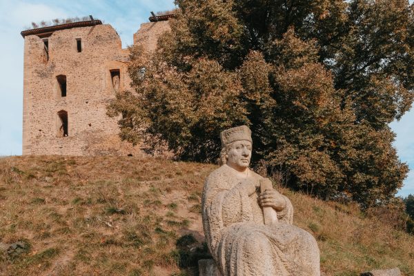 Socha sedícího mistra Jana Husa u hradu Krakovec