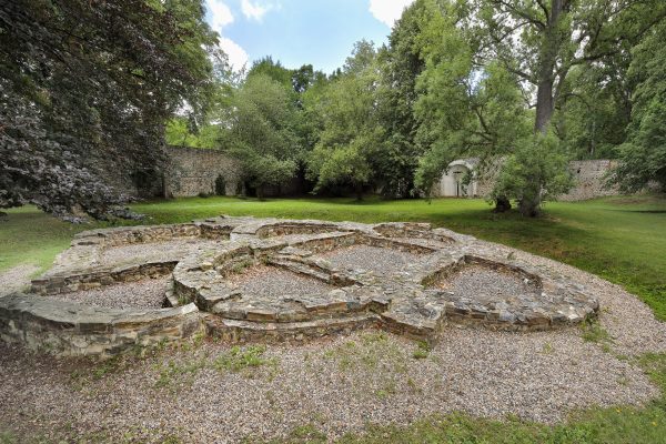 Severní zahrady kláštera a pozůstatky kostela z 11. stol. u Sázavského kláštera