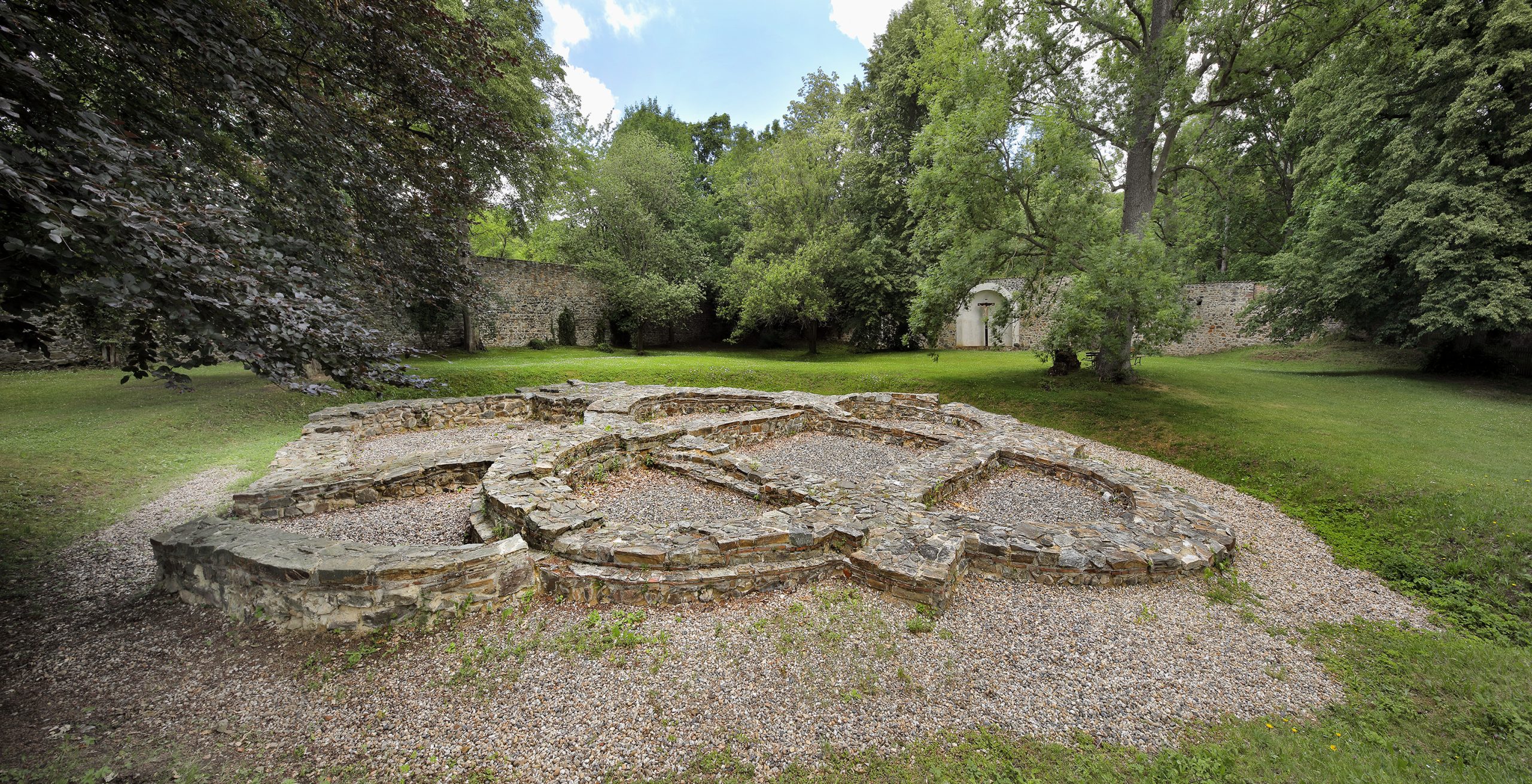Severní zahrady kláštera a pozůstatky kostela z 11. stol. u Sázavského kláštera
