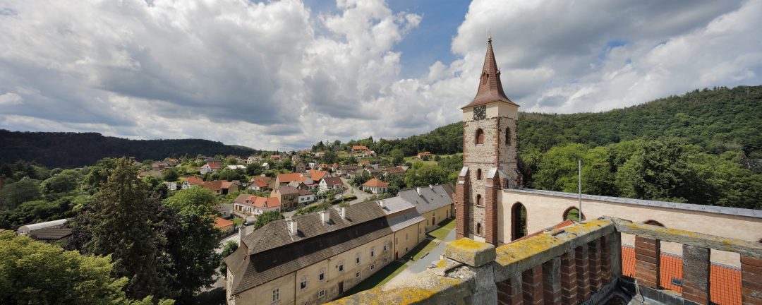 Areál kláštera s věží kostela Panny Marie a sv. Jana Křtitele, v pozadí Černé Budy