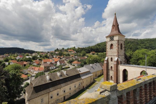 Areál kláštera s věží kostela Panny Marie a sv. Jana Křtitele, v pozadí Černé Budy