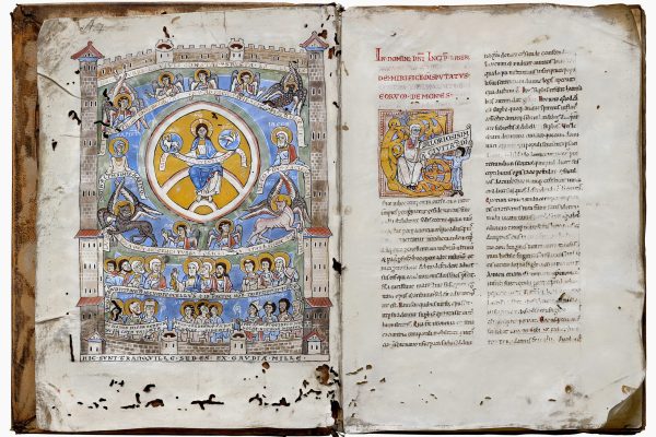 Otevřená kniha se středověkým rukopisem