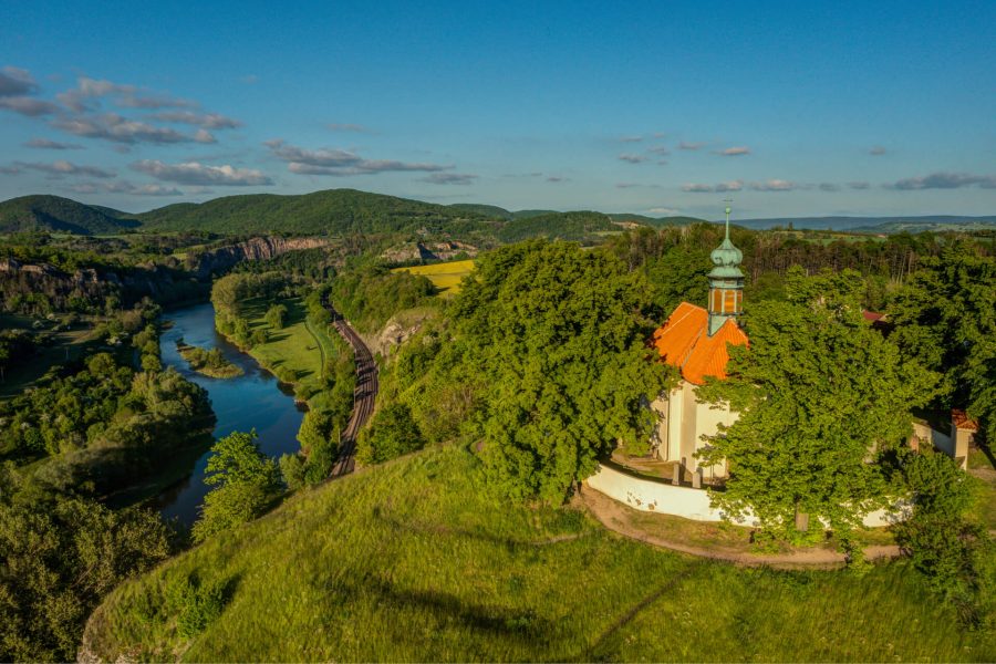 Kostel sv. Jana Nepomuckého v Tetíně