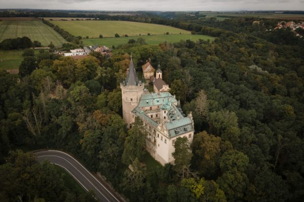 Dronový pohled na zámek Stránov