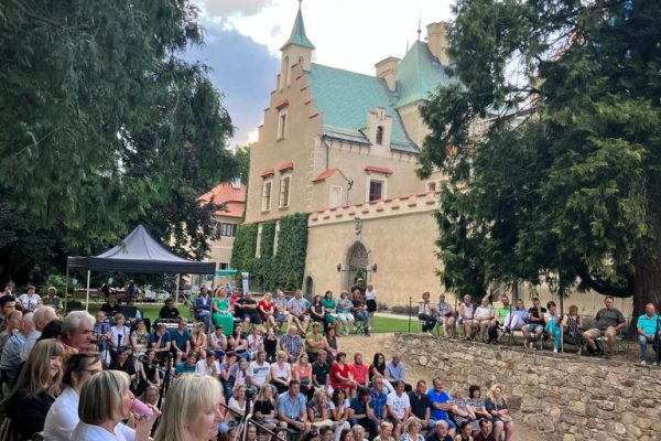 Kulturní léto na zámku Líšno